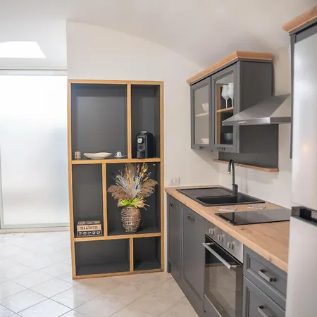 Mesciu Bruno Casa * كوبرتينو